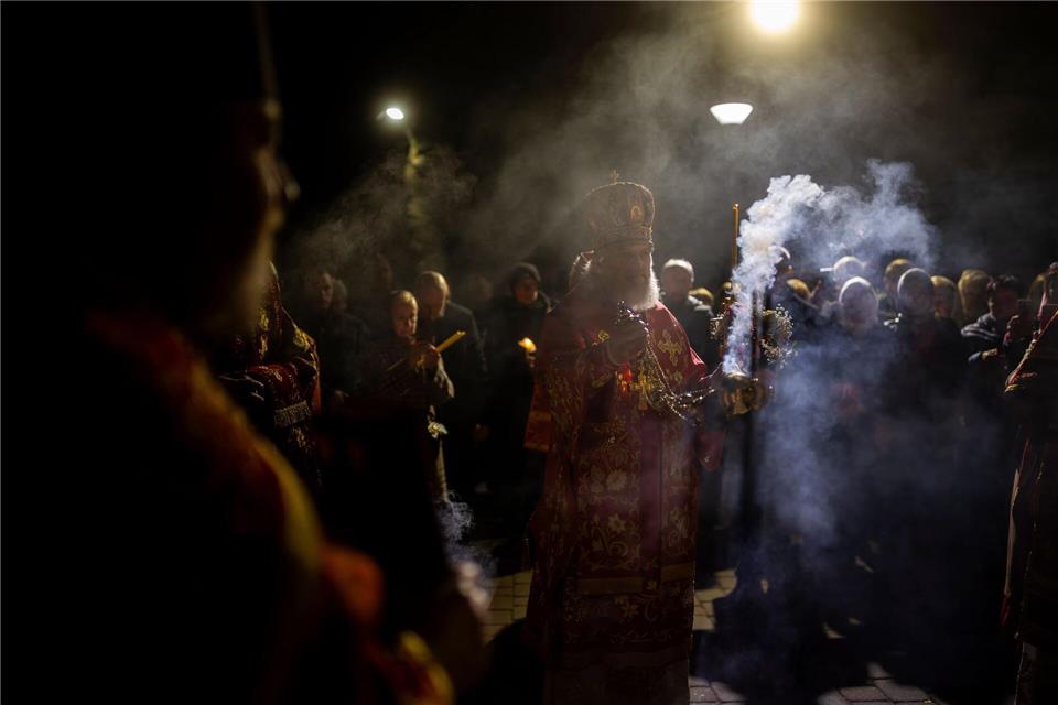 Metropolit Innokentiy, das Oberhaupt der orthodoxen Kirche in Litauen, leitet den orthodoxen Ostergottesdienst in der Heilig-Geist-Kirche kurz nach Mitternacht in Vilnius.Mindaugas Kulbis/AP/dpa