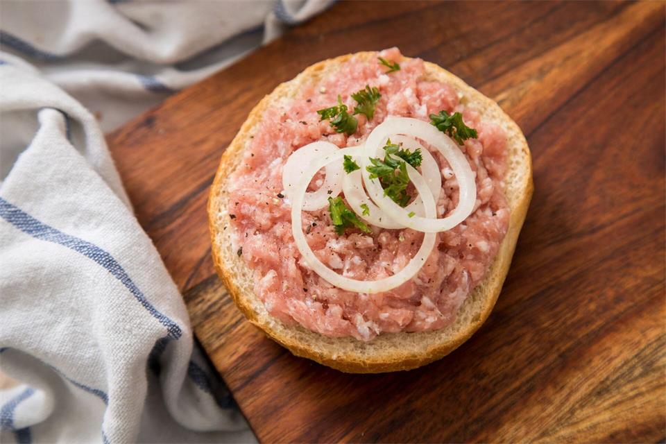 Mett landet gern roh auf einem Brötchen mit Zwiebeln als Topping.picture alliance / dpa-tmn