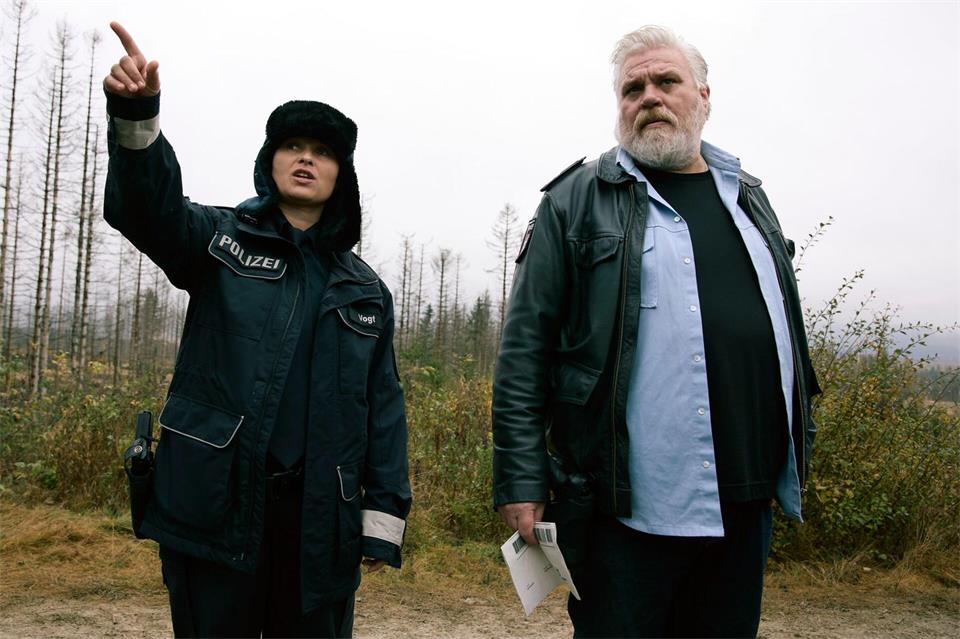 Mette (links, Anna Fischer) und Frank Koops (Aljoscha Stadelmann) in einer Szene des Krimis „Harter Brocken: Die Versuchung“. Der Krimi läuft 5.9. im Ersten und ist ab 3.9. in der ARD-Mediathek verfügbar.Nils Willbrandt/ARD/dpa