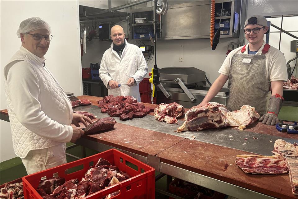 Metzgermeister Christian Bohnekamp (von links), Hofinhaber Heiner Keil und Azubi Jacob Gehling in der Schlachterei von Hof Keil.