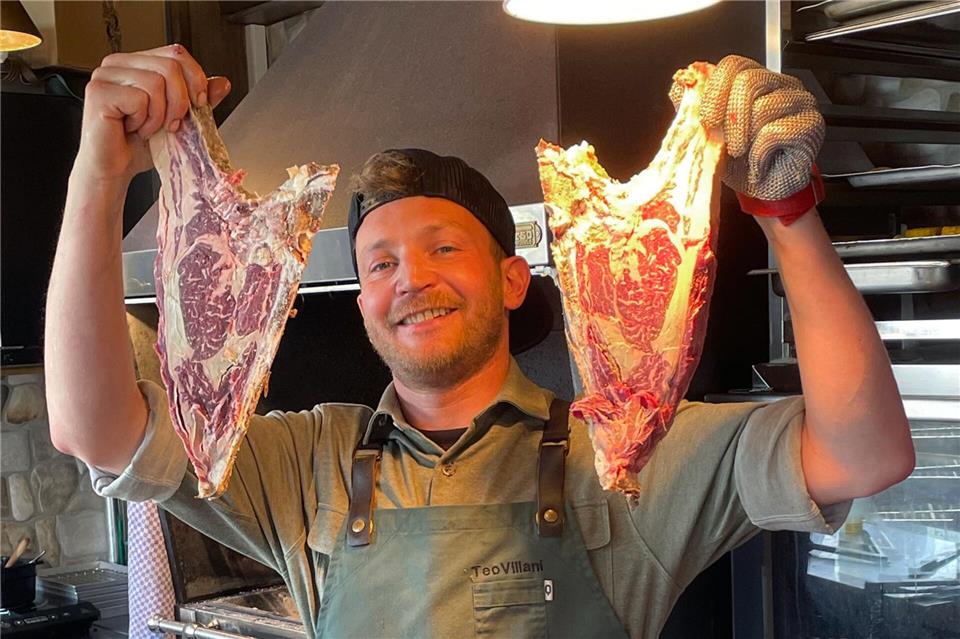 Metzgermeister Matteo Villani grillt auf der Alpino-Hütte Steaks auf italienische Art.Bernhard Krieger/dpa-tmn