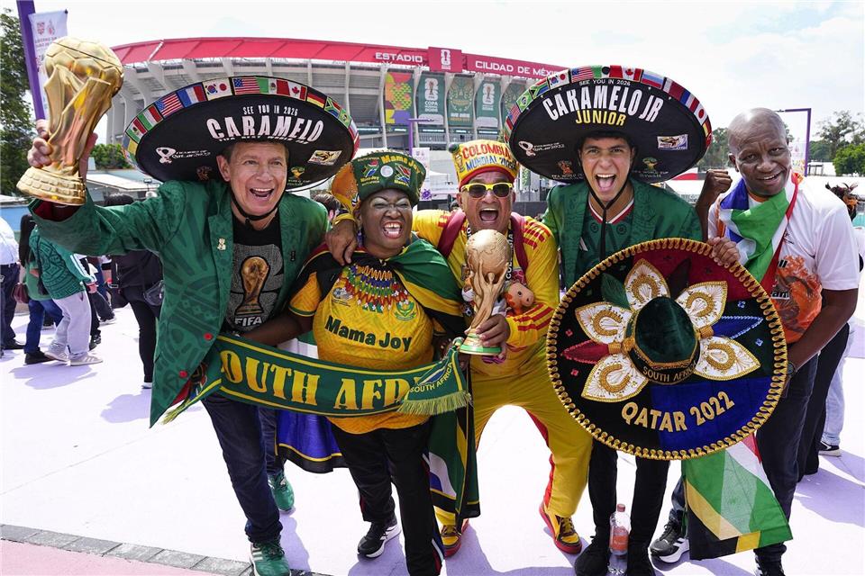 Mexikanische Fans vor dem Aztekenstadion. (Archivbild)kyodo/dpa