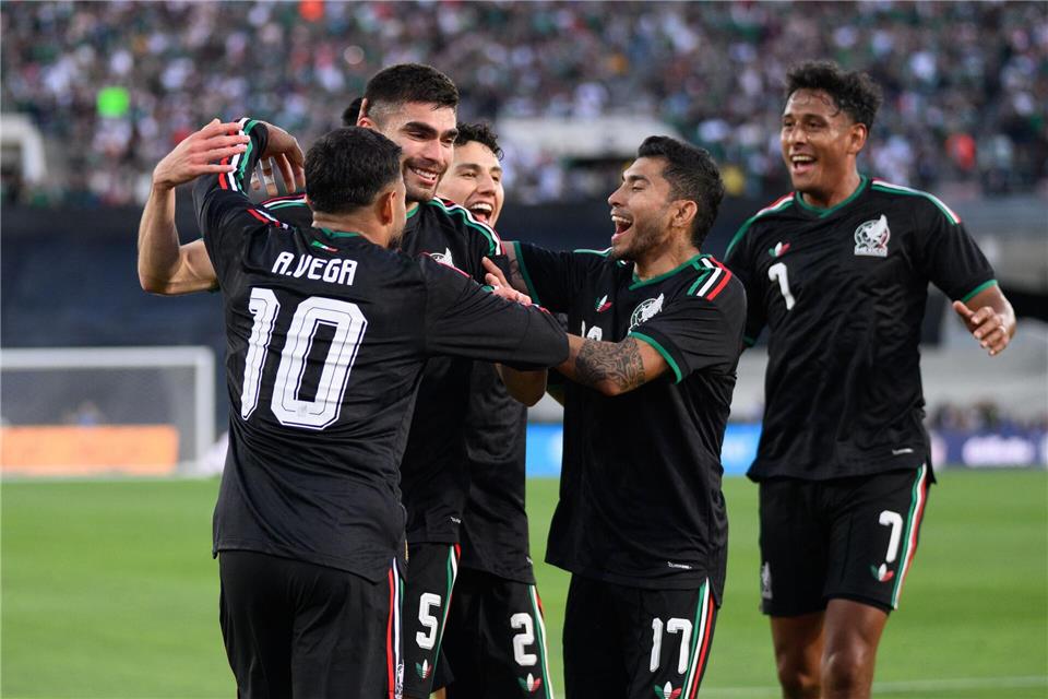 Mexiko bejubelt Johan Vásquez‘ Siegtreffer gegen Australien.Kyusung Gong/AP/dpa