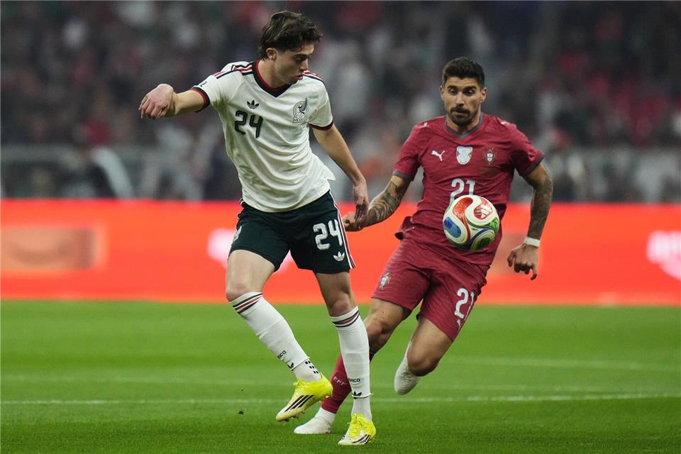Mexikos Brian Gutierrez (l) und Portugals Ruben Neves konnten im Freundschaftsspiel ihrer Teams keine Tore bejubeln.Eduardo Verdugo/AP/dpa