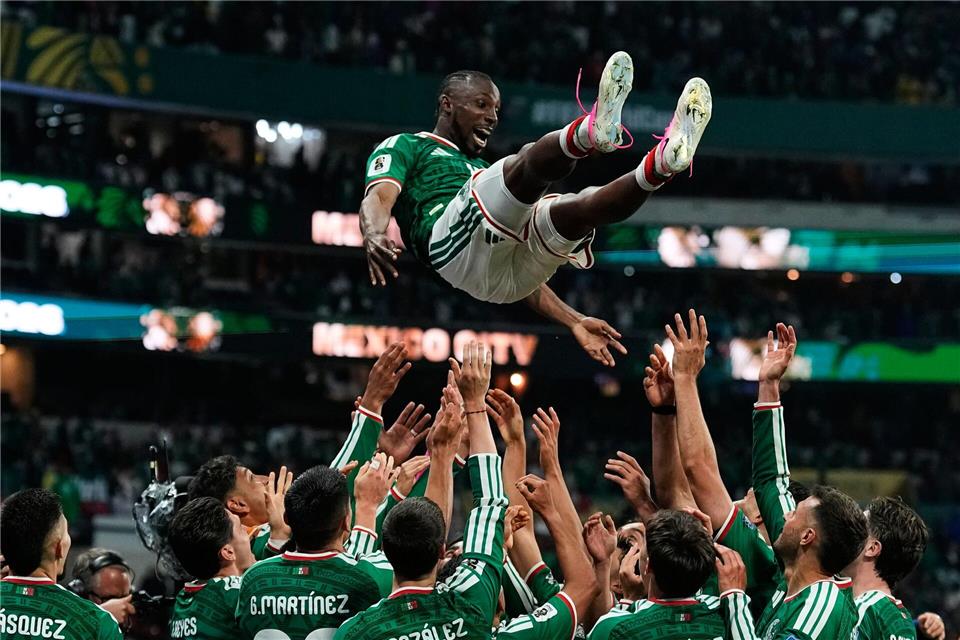 Mexikos Team feiert einen berauschenden WM-Abend.Ricardo Mazalan/AP/dpa