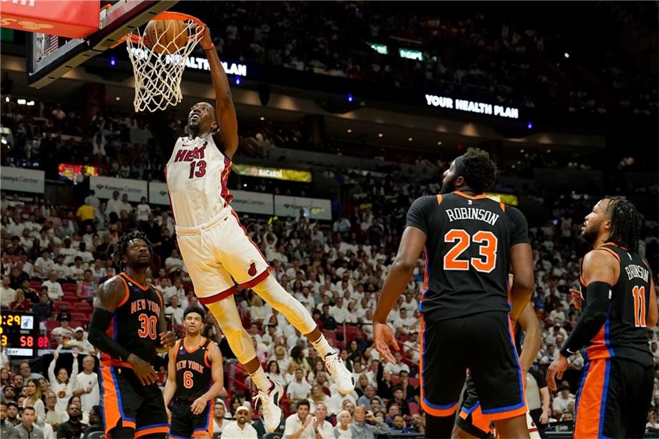 Miami Heat Center Bam Adebayo (13) in Aktion.