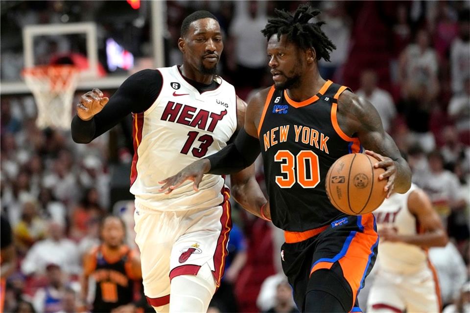 Miami Heat-Center Bam Adebayo (13) verteidigt gegen New York Knicks-Forward Julius Randle (30).