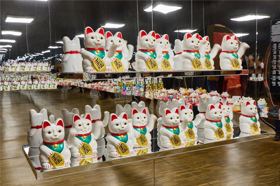 Miau wir sind Kultur! Winkekatzen stehen in der Sonderausstellung „Katzen!“ im Hamburger Museum MARKK.Georg Wendt/dpa