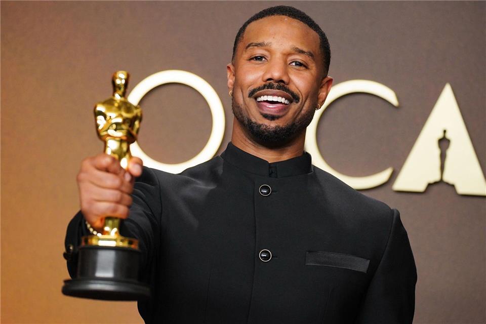 Michael B. Jordan, Gewinner des Preises als Hauptdarsteller für „Sinners“, posiert bei der Oscars-Verleihung.Jordan Strauss/Invision/dpa