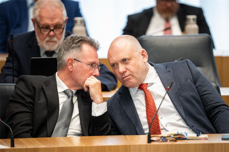 Michael Büge (l) gilt als das professionelle Gesicht der Fraktion. (Archivbild)Hannes Albert/dpa