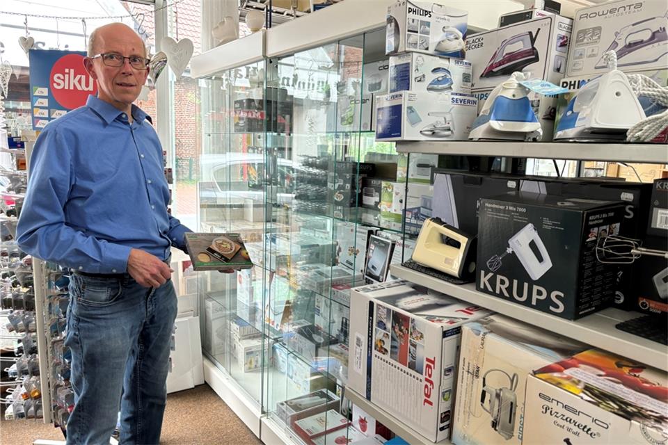 Michael Büning aus Velen musste einige Produkte in Vitrinen schließen, um sie vor Diebstahl zu schützen. 