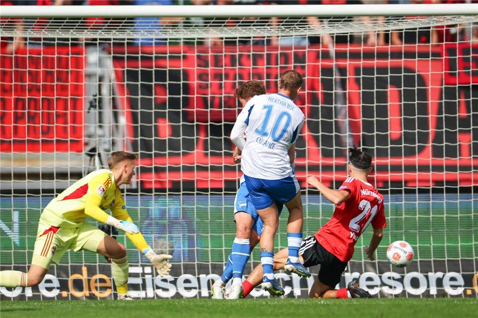 Leitl jubelt, Klose hadert: Hertha siegt klar in Nürnberg Michael Cuisance (M) erzielt das 2:0 für Hertha.Daniel Karmann/dpa