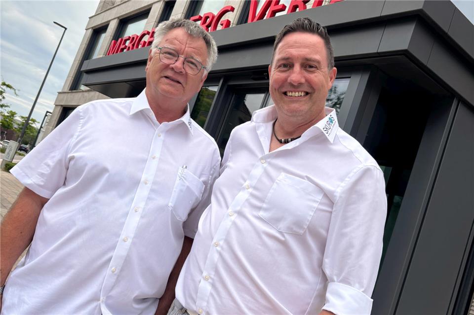 Michael Demming (links) und Manuel Reßmann engagieren sich im Management der Skurios Volleys Borken – ehrenamtlich. Demming sagt: „Wir gehören finanziell sicherlich nicht zu den Spitzenvereinen der 1. Bundesliga.“