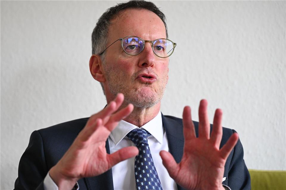 Michael Ebling (SPD), Innenminister von Rheinland-Pfalz. Die Polizei will gezielt mit Schutzangeboten auf das Spitzenpersonal der Parteien vor der Landtagswahl zugehen. (Archivbild)Arne Dedert/dpa