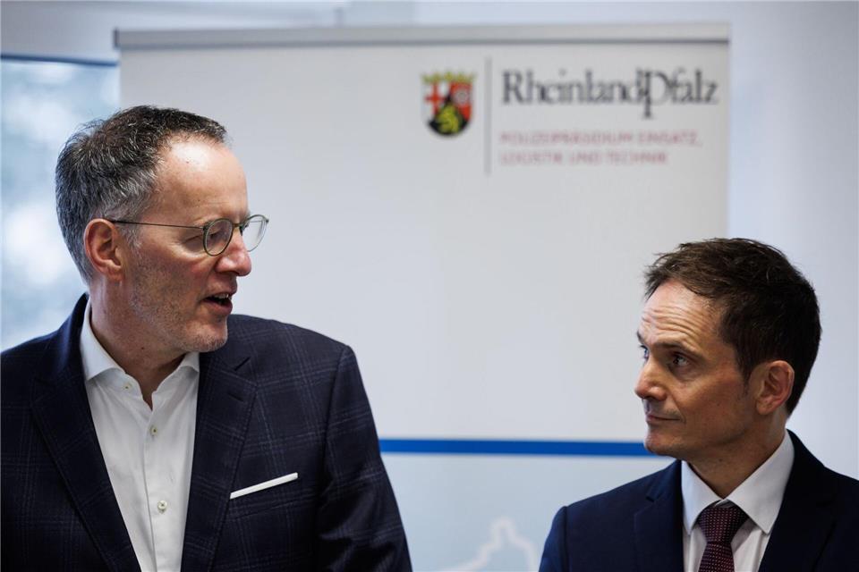 Michael Ebling (SPD, links), Innenminister von Rheinland-Pfalz, spricht mit Mario Germano, Präsident des Landeskriminalamts. Welche Erkenntnisse liefert die polizeiliche Kriminalitätsstatistik? (Archivbild)Hannes P. Albert/dpa