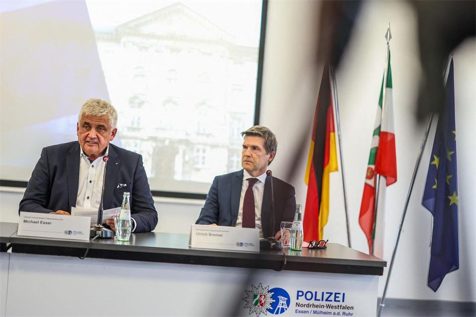 Michael Esser (l-r), leitender Kriminaldirektor der Polizei Köln, und Ulrich Bremer, Oberstaatsanwalt der Staatsanwaltschaft Köln gaben am Mittag Einblicke in die laufenden ErmittlungenChristoph Reichwein/dpa