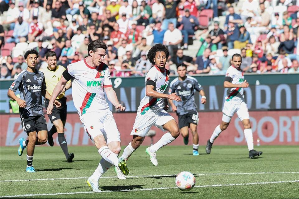 Michael Gregoritsch hat für Augsburg gefährliche Aktionen.Daniel Löb/dpa