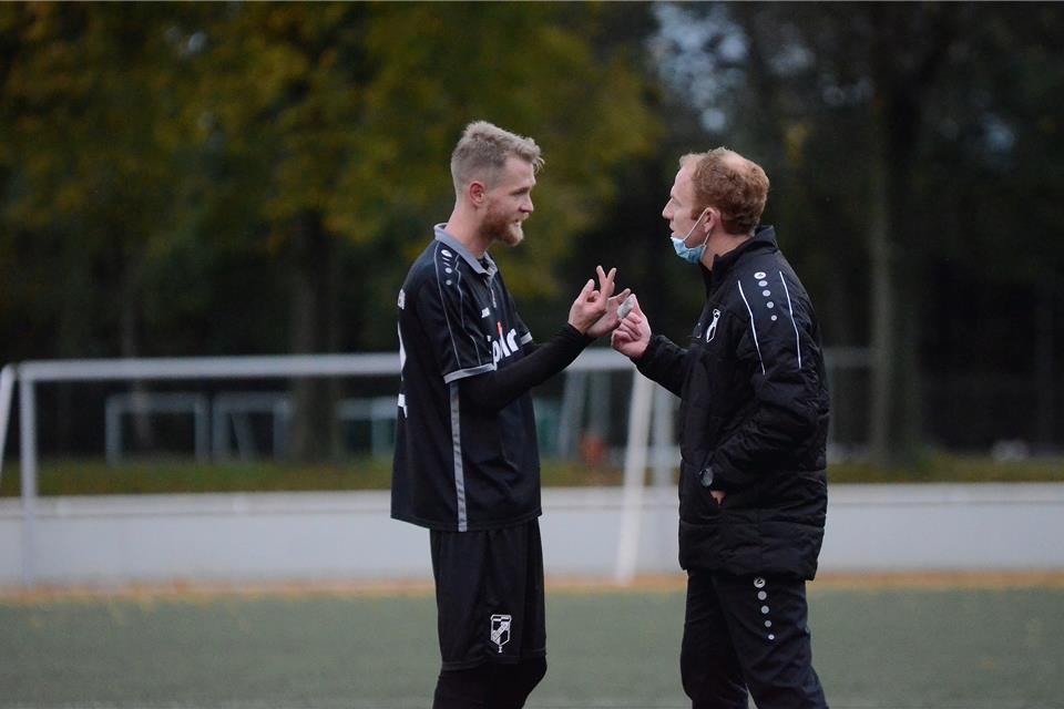 Michael Hellekamp (rechts, hier im Gespräch mit Daniel Hennebach) wird den Fußball-Landesligisten Viktoria Heiden auch in die nächste Saison 2021/22 führen.