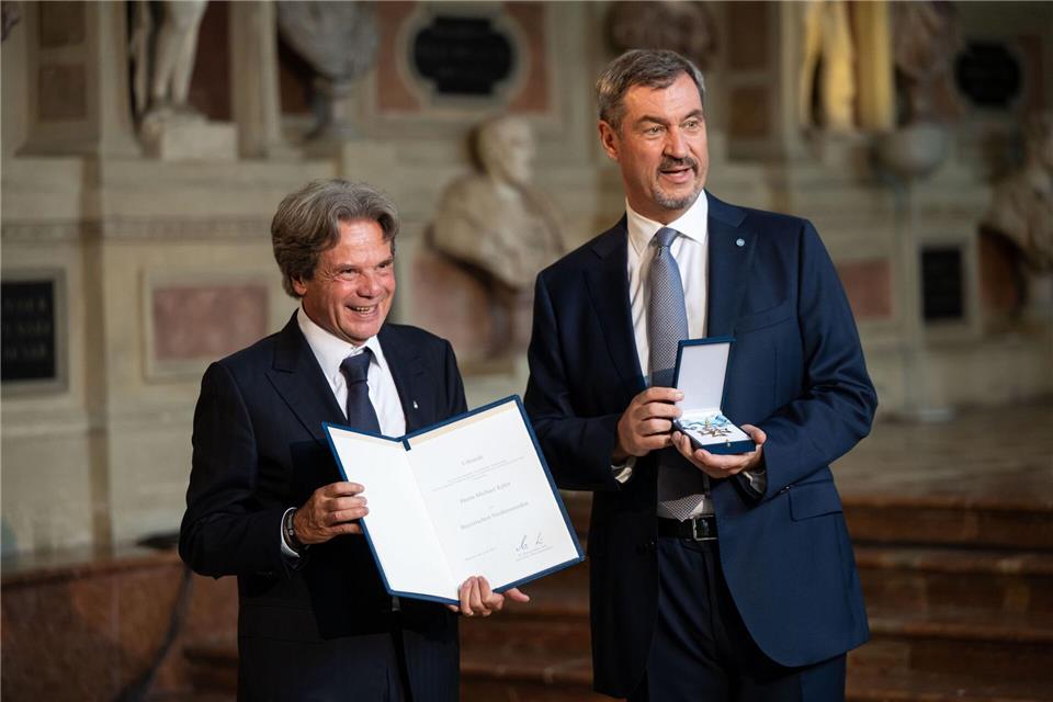 Michael Käfer (l.) ist auch Träger des bayerischen Verdienstordens. Bekommen hat er ihn von Ministerpräsident Markus Söder. (Archivbild)Lukas Barth/dpa