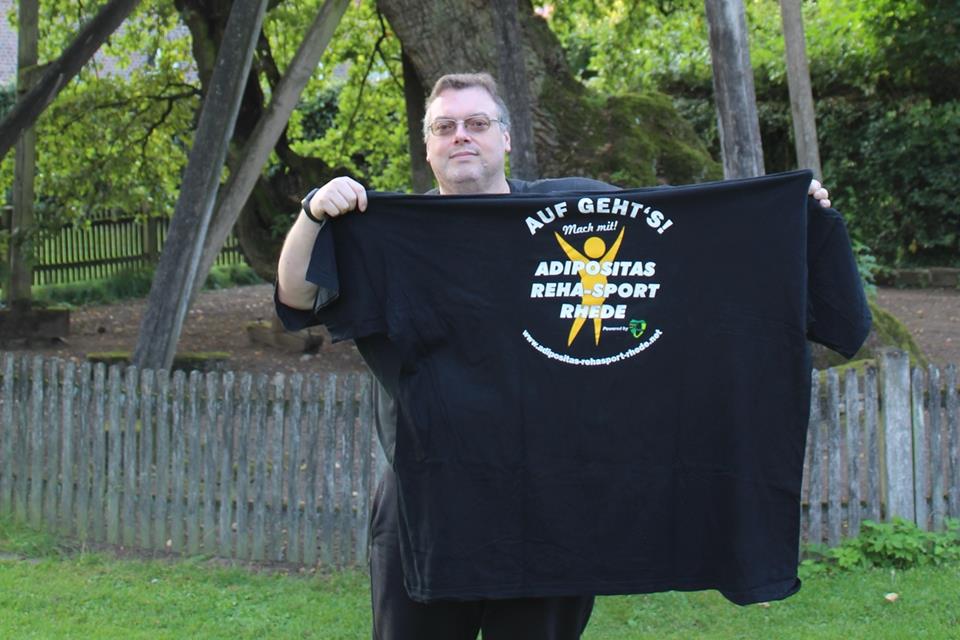 Michael Kleerbaum zeigt ein übergroßes T-Shirt, das ihm früher knapp gepasst hat.