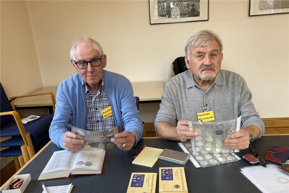 Michael Kleiner und Norbert Deseive gehören zu den Münzfreunden und setzen bei der Bewertung auf ihre Erfahrung.