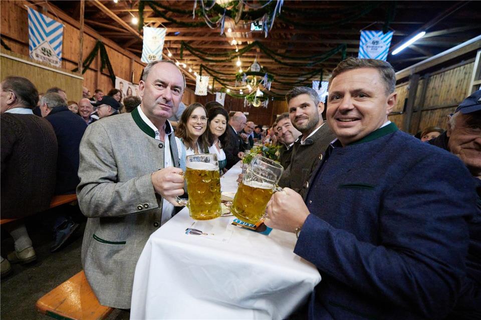 Michael Koller, hier mit seinem Parteichef Hubert Aiwanger, wird Landrat im Berchtesgadener Land. (Archivfoto)  Tobias C. Köhler/dpa