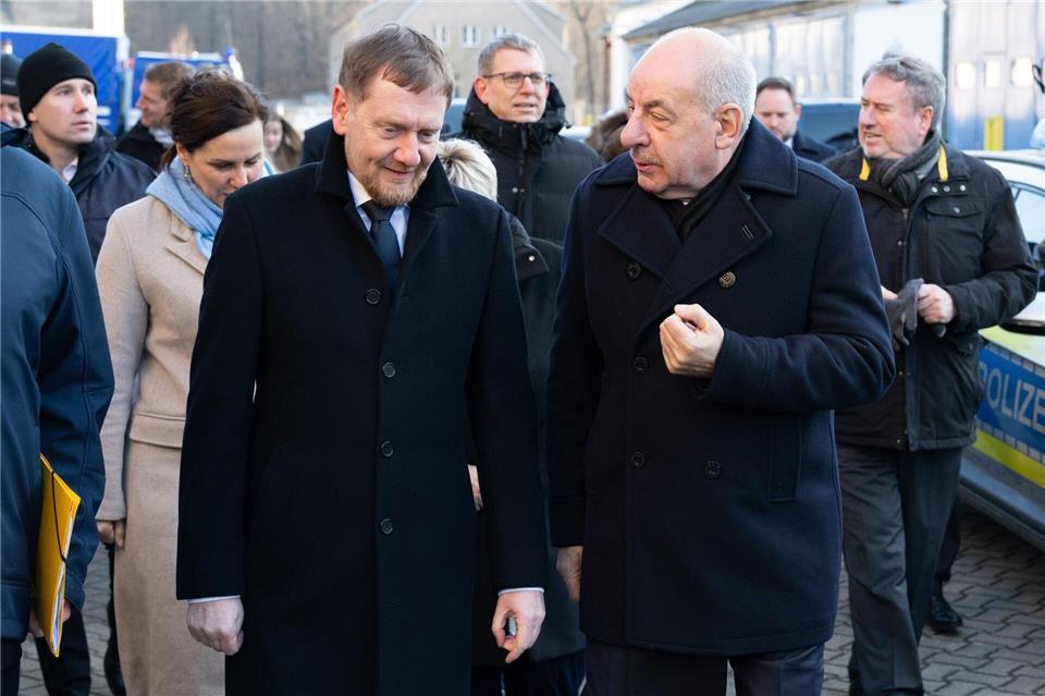 Michael Kretschmer (CDU, l), Ministerpräsident von Sachsen, und Tamás Sulyok, Staatspräsident Ungarn, bei einer Gedenkfeier zum Gedenken an die Vertreibung der Ungarndeutschen vor 80 Jahren. Sebastian Kahnert/dpa