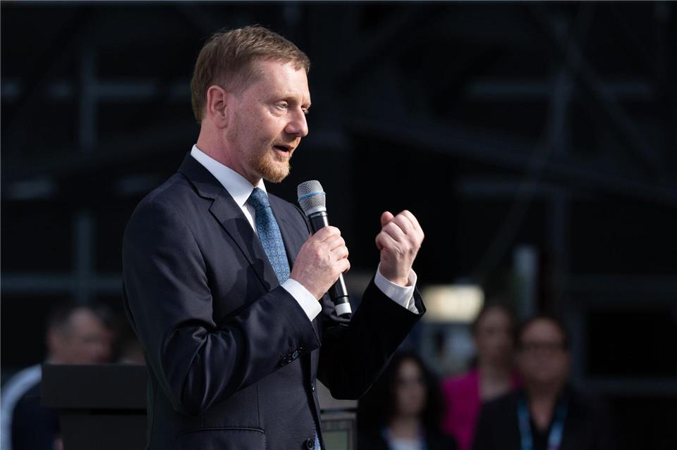 Michael Kretschmer (CDU) plädiert für mehr Mitbestimmung der Bürger. (Archivbild)Sebastian Kahnert/dpa