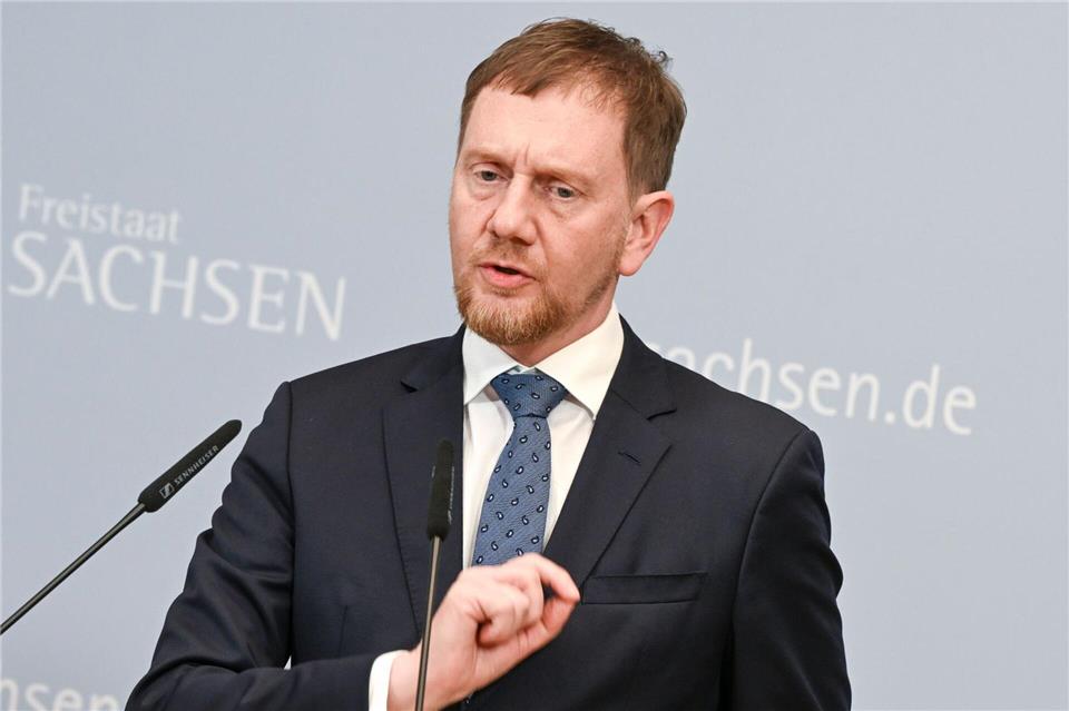 Michael Kretschmer sieht vor allem kleinere Unternehmen nicht in der Lage, die von der Bundesregierung auf den Weg gebrachte Entlastungsprämie auszuzahlen. (Archivbild)Jens Kalaene/dpa