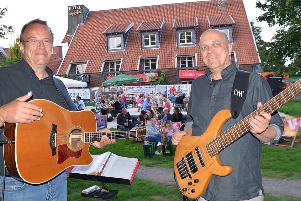 Michael Kruse (links) und Detlef Blanke hatten bei ihrem Auftritt am Freitagabend Glück. Bei angenehmen Temperaturen und vor 150 Gästen konnten sie ihre Lieder spielen. 