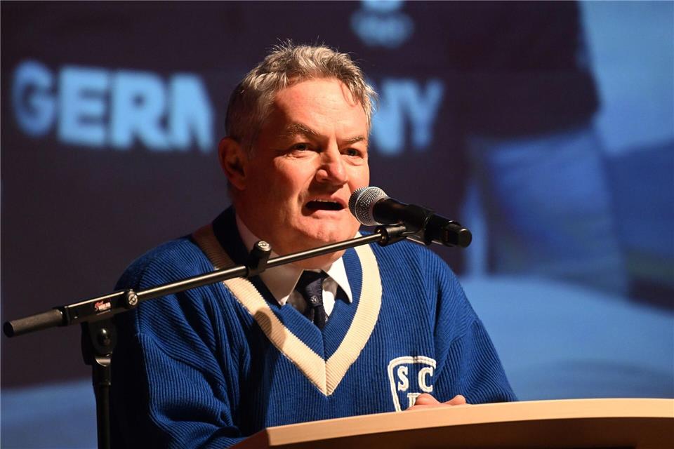 Michael Maurer, Präsident des Skiclubs Partenkirchen, würdigt Laura Dahlmeier.  Felix Hörhager/dpa