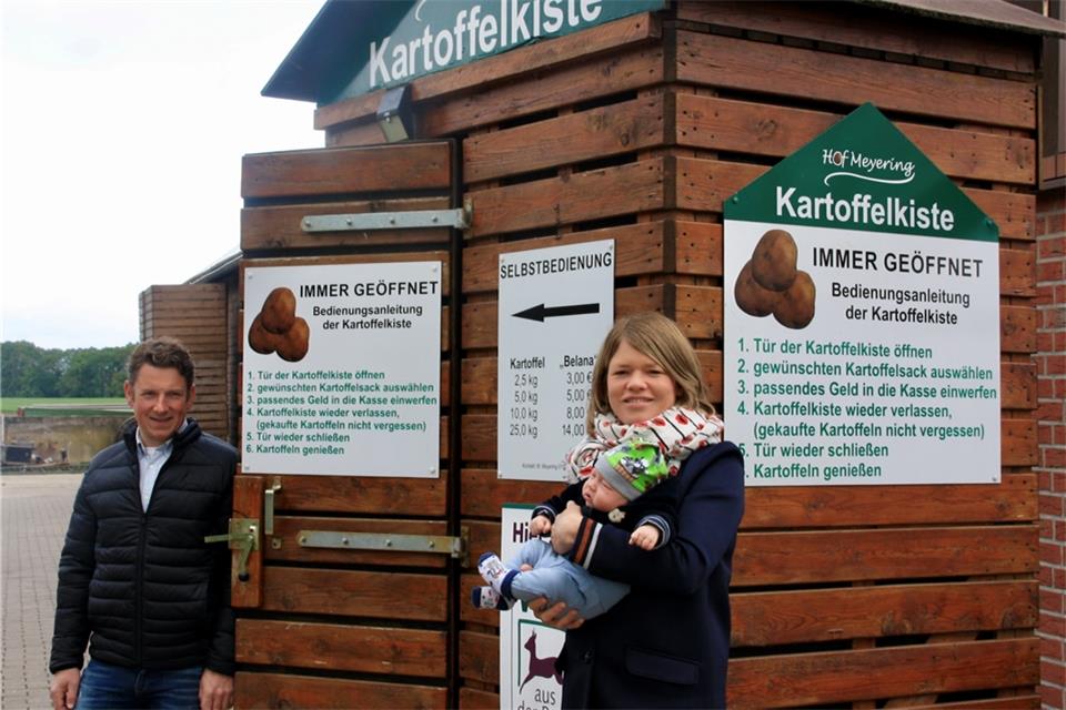 Michael Meyering mit seiner Frau Katharina, Sohn Paul und ihrer Kartoffelkiste. 