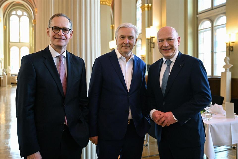 Michael Müller regt eine Präambel zum Thema Antisemitismus bei einer möglichen Koalition von Linke, Grünen und SPD an. (Archivbild) Soeren Stache/dpa