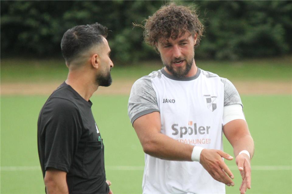 Michael Olczyk (rechts) und die Heidener Viktoria haben am Sonntagnachmittag BVH Dorsten zu Gast.