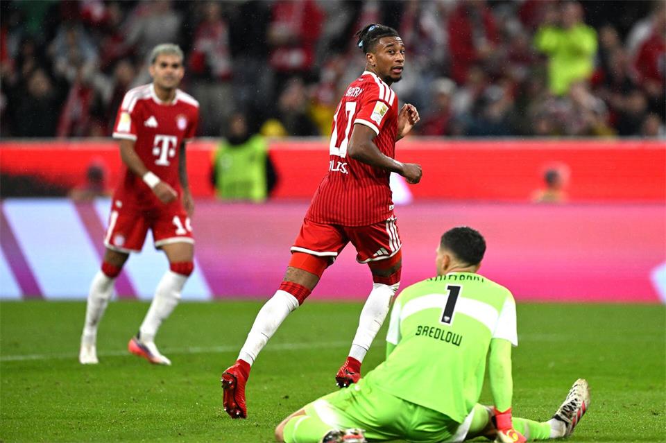 Michael Olise glänzt gegen den VfB Stuttgart.Sven Hoppe/dpa