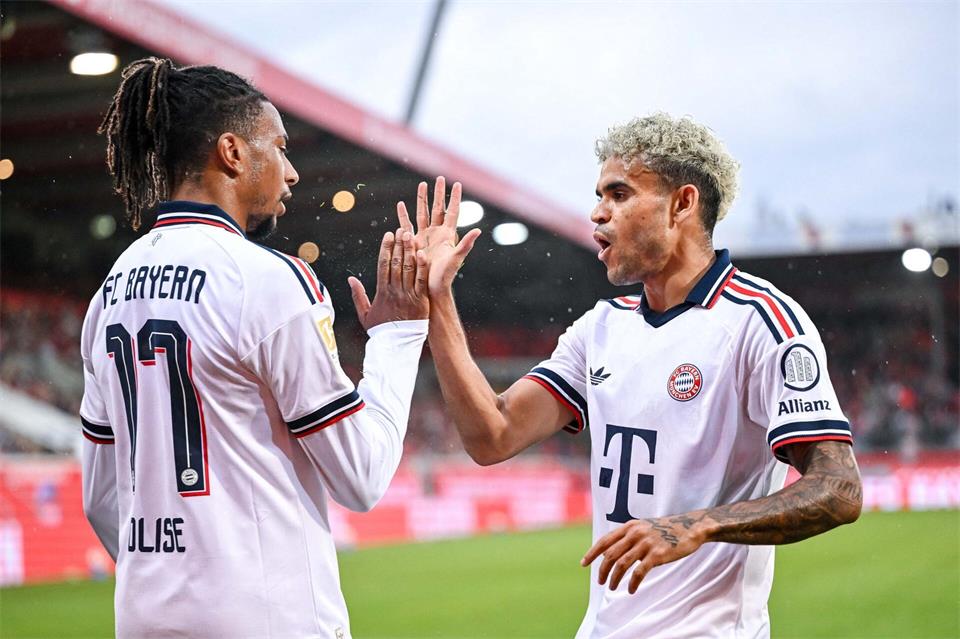 Michael Olise (l) und Luis Díaz - zwei erstklassige Eberl-Einkäufe. (Archivbild) Harry Langer/DeFodi/dpa/dpa