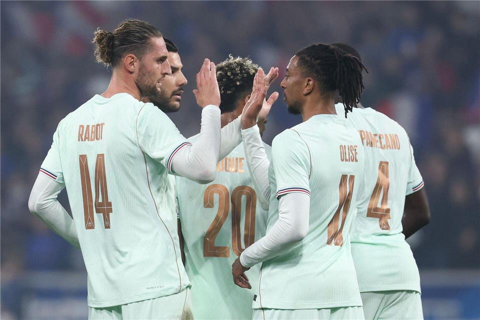 Michael Olise (r) erzielte alle drei Treffer für Frankreich.Franck Fife/AFP/dpa
