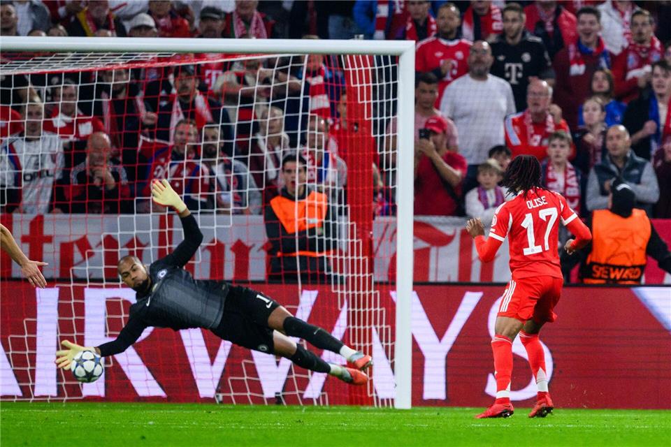 „Top Leistung“: Bayern schlägt Club-Weltmeister dank Kane Michael Olise (r) scheitert an Torwart Robert Sanchez.Tom Weller/dpa