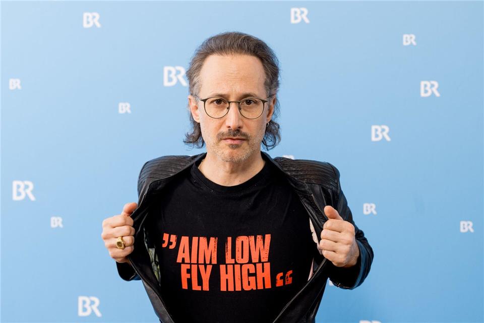 Michael Ostrowski wird durch die neun Live-Shows führen. (Archivbild)Tobias Hase/dpa