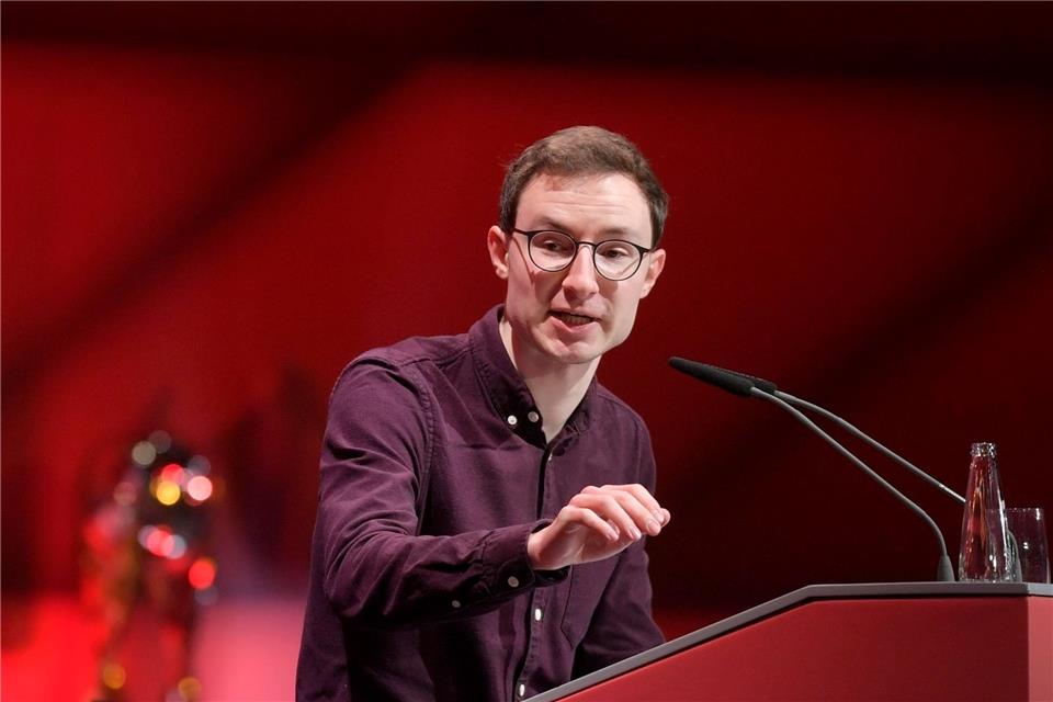 Michael Ott steht bei der Jahreshauptversammlung 2021 am Rednerpult und spricht zum Thema Katar-Sponsoring.