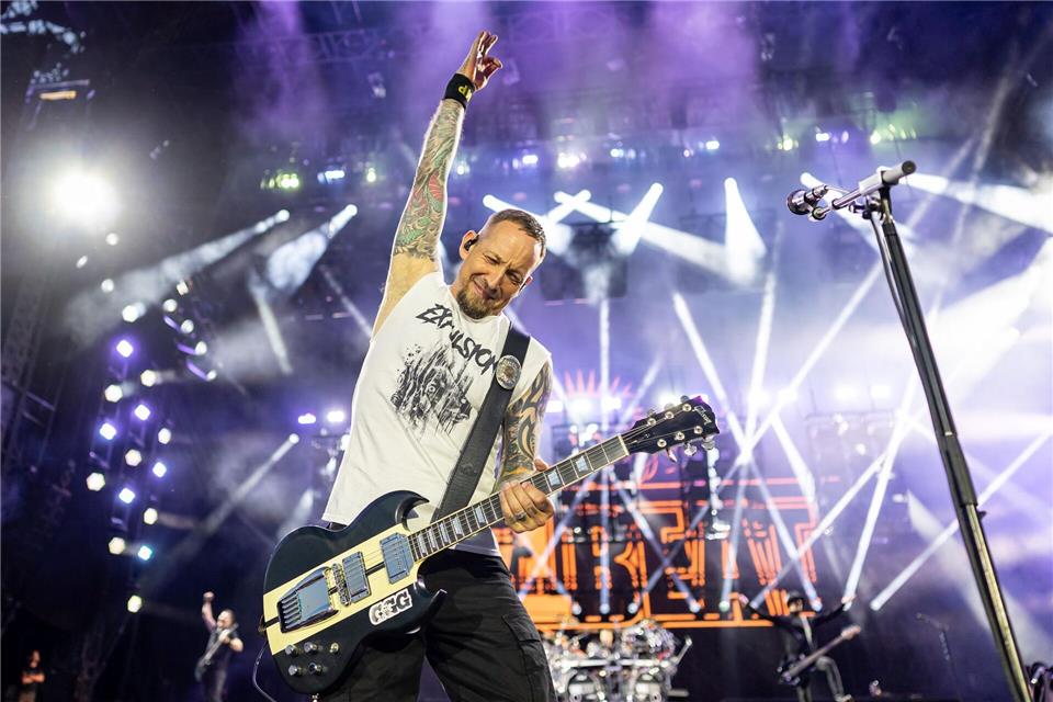 Michael Poulsen, Sänger und Gitarrist der dänischen Metal-Band Volbeat, steht mit seiner Band auf der Bühne beim Open-Air-Festival Rock im Park.Daniel Karmann/dpa