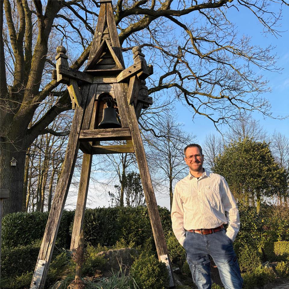 Michael Raida ist neuer Präsident der Schützen in Holthausen-Bleking. Von seinem Wohnzimmer aus blickt er auf die Schützenglocke.