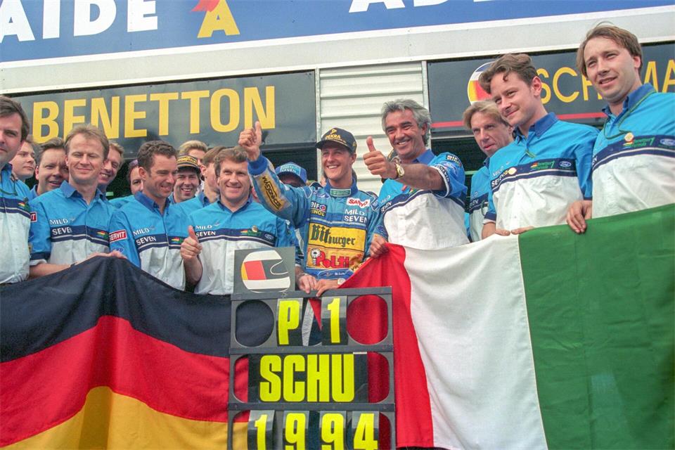 Michael Schumacher (M) jubelt mit seinem Benetton-Team über seinen WM-Titel 1994. (Archivbild)picture alliance / dpa
