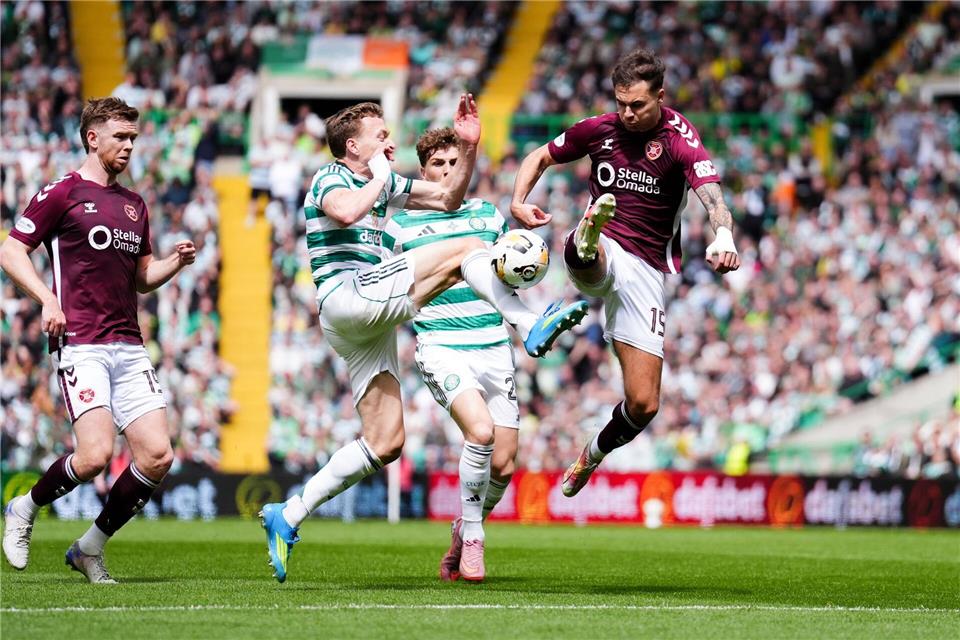 Michael Steinwender (r.) im Zweikampf mit Alistair Johnston von Celtic Glasgow. (Archivbild)Andrew Milligan/PA Wire/dpa