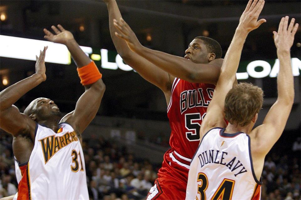 Michael Sweetney (Mitte) spielte in der NBA für die Bulls und die Knicks. (Archiv-Foto)John G. Mabanglo/epa/dpa