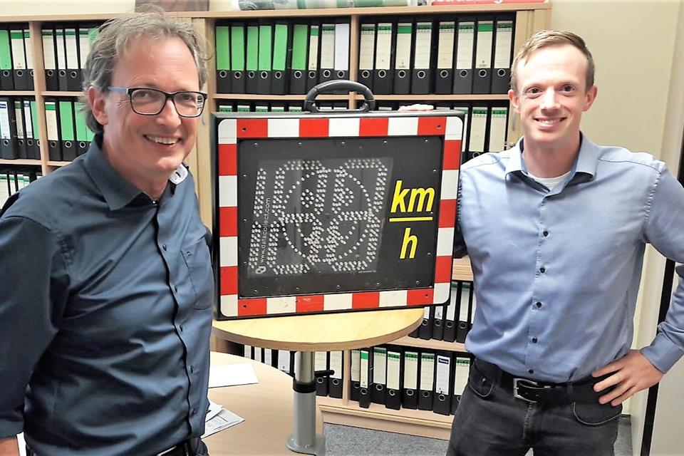 Michael Wallmeyer (rechts) brachte die Tempo-Anzeige zum Ordnungsamt und übergab das Gerät an Amtsleiter Markus Büsken. 