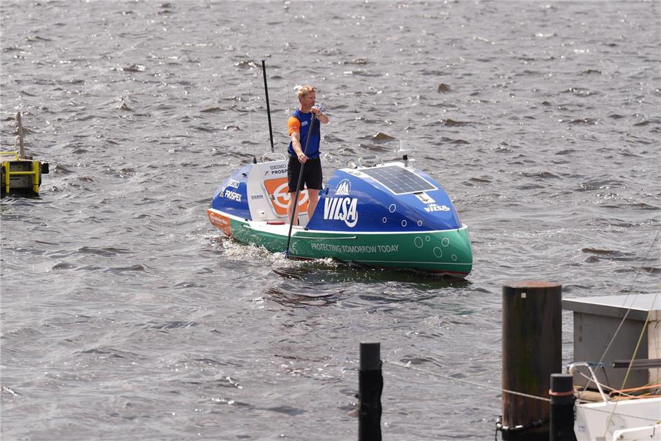 Michael Walther will im Herbst 2025 allein und ohne Hilfe den Atlantik auf einem Offshore-Stand-up-Paddle-Board überqueren.Marcus Brandt/dpa