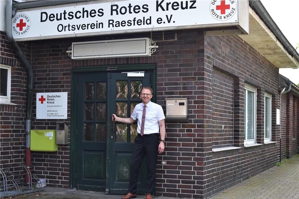 Michael Weddeling, Vorsitzender des Raesfelder DRK-Ortsvereins, zeigt die Übergangsunterkunft im ehemaligen Hotel Epping im Ortszentrum. 