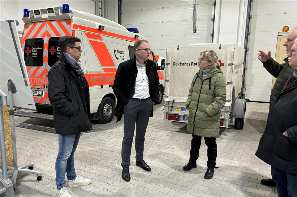 Michael Weddeling, der DRK-Vorsitzende (Mitte), hat die Besuchergruppe durch das Haus der Vereine geführt.