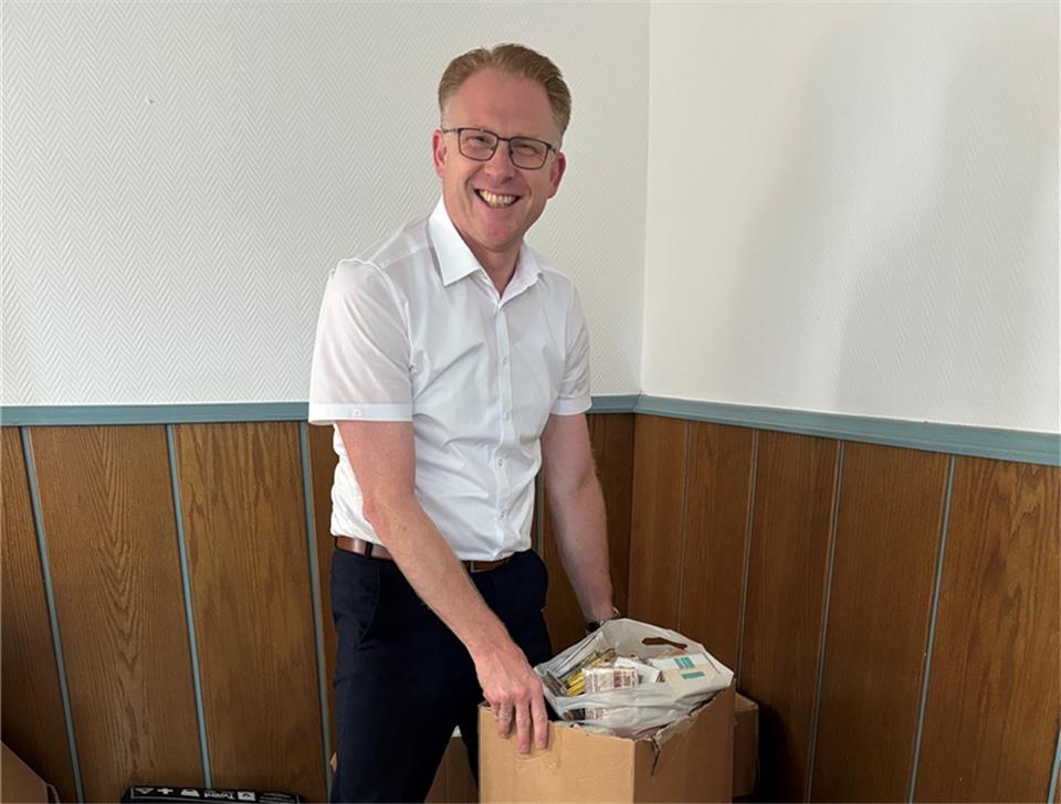 Michael Weddeling, der DRK-Vorsitzende, und weitere Ehrenamtliche bereiten den Umzug vor.